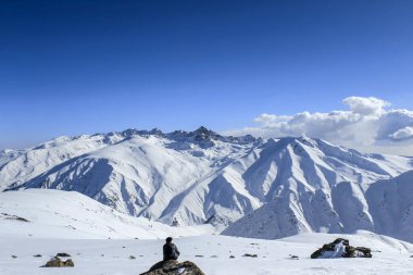 Gulmarg, Hindistan 'da yer alan bir şehirdir, bir tepe istasyonu, popüler bir turist ve kayak merkezidir.