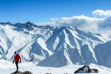 Gulmarg, Kashmir, Hindistan - 30 Ocak 2021: Kış mevsimi, Gulmarg bir kasaba, bir tepe istasyonu, popüler bir turist ve kayak merkezi, Kaşmir, Hindistan