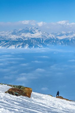 Himalayalar 'ın dağlık tepeleri Pir Panjal sıradağları, Gulmarg, Kashmir manzarası karla kaplıydı.