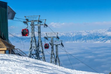 Gulmarg Kaşmir Hindistan 'da kış sezonunda Gandola teleferiği.