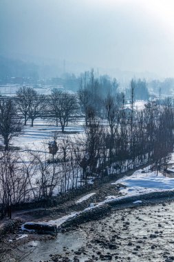 Srinagar 'dan Sonmarg ve Gulmarg' a giden yol karla dolu çiftlik köyleri ve nehirlerle dolu.