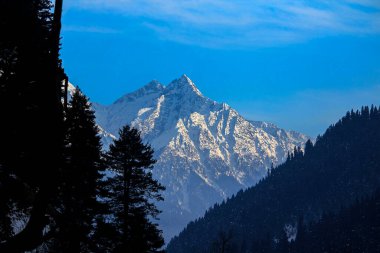 Pahalgam, Kashmir, Hindistan yakınlarındaki Aru Vadisi 'ndeki kış sahnesi..
