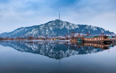 Kışın Dal Gölü manzarası ve Hindistan 'ın Kashmir kentindeki Srinagar şehrinin arka planındaki güzel sıradağlar..