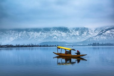 Kışın Dal Gölü manzarası ve Hindistan 'ın Kashmir kentindeki Srinagar şehrinin arka planındaki güzel sıradağlar..