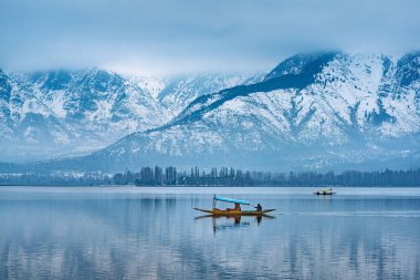 Kışın Dal Gölü manzarası ve Hindistan 'ın Kashmir kentindeki Srinagar şehrinin arka planındaki güzel sıradağlar..
