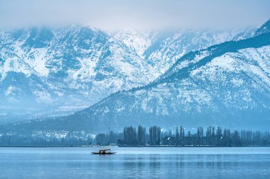 Kışın Dal Gölü manzarası ve Hindistan 'ın Kashmir kentindeki Srinagar şehrinin arka planındaki güzel sıradağlar..