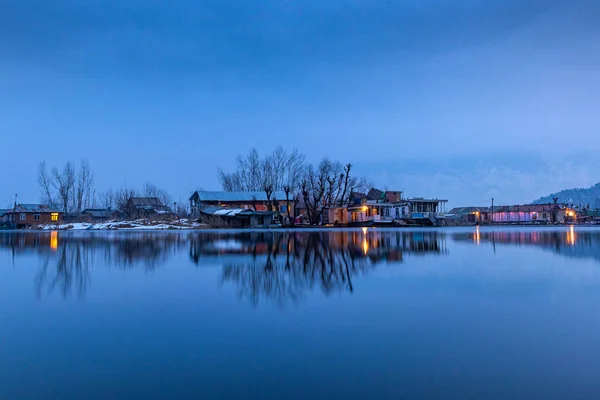 Uma Vista Lago Dal Inverno Noite Bela Cordilheira Fundo Cidade — Fotografia de Stock