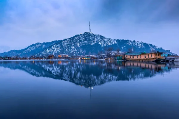 Kış akşamları Dal Gölü manzarası ve Hindistan 'ın Kashmir kentindeki Srinagar şehrinin arka planındaki güzel sıradağlar..