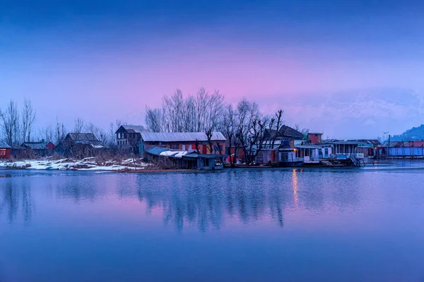 Een Uitzicht Dal Lake Winter Avonds Prachtige Bergketen Achtergrond Stad — Stockfoto