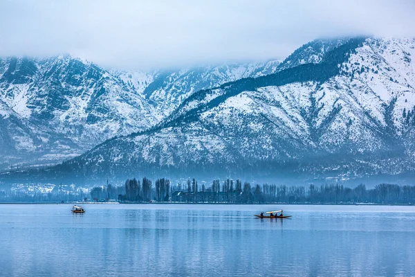 Een Uitzicht Dal Lake Winter Prachtige Bergketen Achtergrond Stad Srinagar — Stockfoto