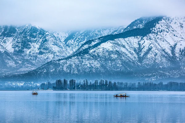 Kışın Dal Gölü manzarası ve Hindistan 'ın Kashmir kentindeki Srinagar şehrinin arka planındaki güzel sıradağlar..