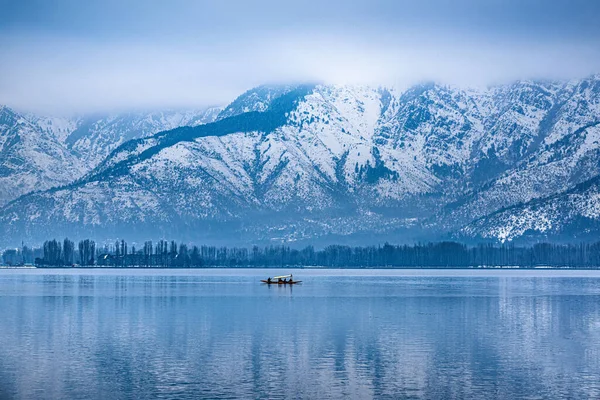 Utsikt Över Dal Lake Vintern Och Den Vackra Bergskedjan Bakgrunden — Stockfoto