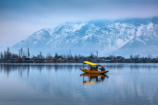 Utsikt Över Dal Lake Vintern Och Den Vackra Bergskedjan Bakgrunden — Stockfoto