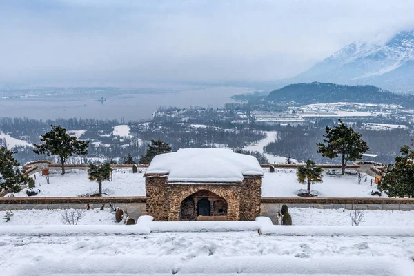 Una Hermosa Vista Del Paisaje Pari Mahal Temporada Invierno Srinagar Imagen De Stock