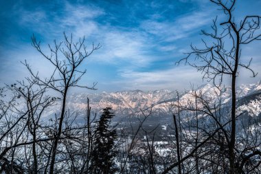 Taze karla kaplı Dal Gölü 'nün arkasındaki dağ manzarası, Srinagar, Kashmir, Hindistan