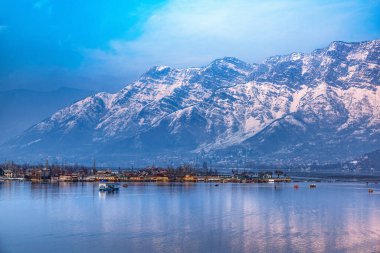Kışın Dal Gölü manzarası ve Hindistan 'ın Kashmir kentindeki Srinagar şehrinin arka planındaki güzel sıradağlar..