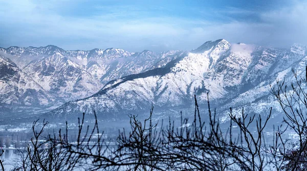 Veduta Della Montagna Dietro Lago Dal Che Coperto Neve Fresca — Foto Stock