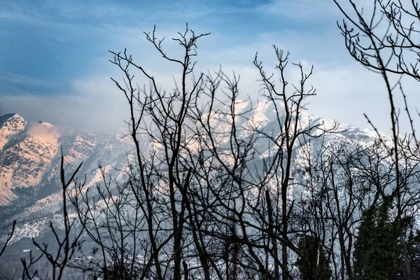 Vista Montaña Detrás Del Lago Dal Que Está Cubierto Nieve — Foto de Stock