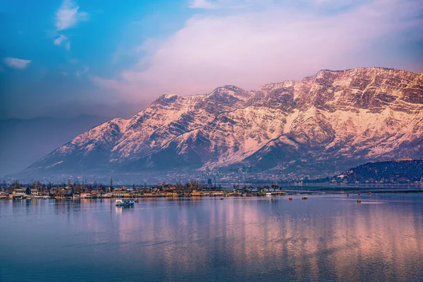 Uma Vista Lago Dal Inverno Bela Cordilheira Fundo Cidade Srinagar — Fotografia de Stock