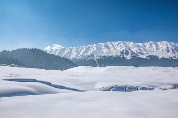 冬の季節 Gulmargは町 丘の駅 人気の観光地 スキー場 カシミール インド ロイヤリティフリーのストック画像