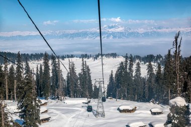 Gulmarg Kaşmir Hindistan 'da kış sezonunda Gandola teleferiği.
