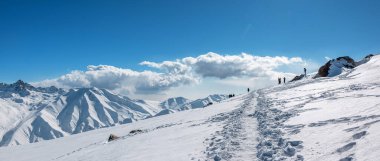 Gulmarg, Hindistan 'da yer alan bir şehirdir, bir tepe istasyonu, popüler bir turist ve kayak merkezidir.