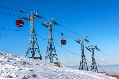 Gulmarg Kaşmir Hindistan 'da kış sezonunda Gandola teleferiği.