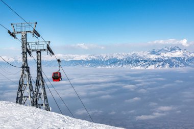 Gulmarg Kaşmir Hindistan 'da kış sezonunda Gandola teleferiği.