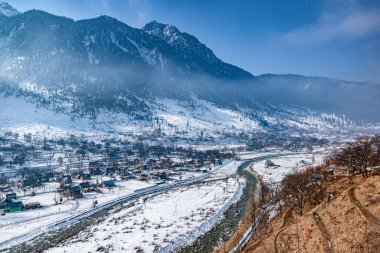 Srinagar 'dan Sonmarg ve Gulmarg' a giden yol karla dolu çiftlik köyleri ve nehirlerle dolu.