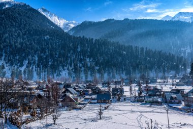 Srinagar 'dan Sonmarg ve Gulmarg' a giden yol karla dolu çiftlik köyleri ve nehirlerle dolu.
