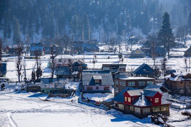 Srinagar 'dan Sonmarg ve Gulmarg' a giden yol karla dolu çiftlik köyleri ve nehirlerle dolu.