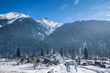 Srinagar 'dan Sonmarg ve Gulmarg' a giden yol karla dolu çiftlik köyleri ve nehirlerle dolu.
