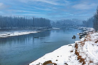 Kış mevsiminde Srinagar yakınlarındaki Jhelum Nehri manzarası