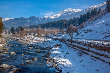 Kış mevsiminde Pahalgam 'ın güzel manzarası. Etrafı donmuş Himalayalar, buzullar, yeşil köknar ve çam ağaçları ve orman manzaralarıyla çevrili.