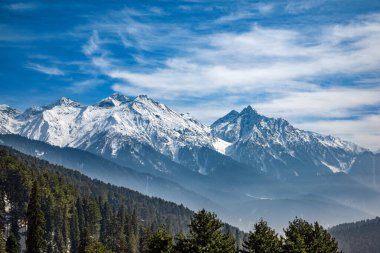 Pahalgam, Kashmir, Hindistan yakınlarındaki Aru Vadisi 'ndeki kış sahnesi..