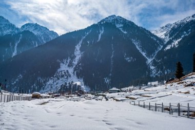Pahalgam, Kashmir, Hindistan yakınlarındaki Aru Vadisi 'ndeki kış sahnesi..