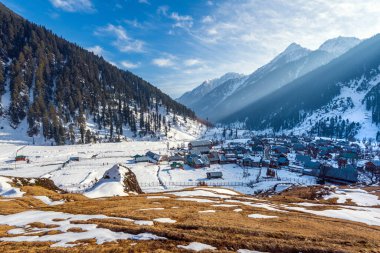 Hindistan 'ın Pahalgam yakınlarındaki Lidder vadisinde, ARU köyündeki kış manzarası..