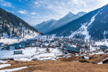 Hindistan 'ın Pahalgam yakınlarındaki Lidder vadisinde, ARU köyündeki kış manzarası..