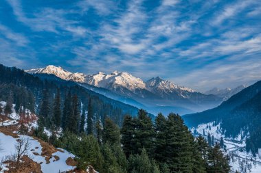 Pahalgam, Kashmir, Hindistan yakınlarındaki Aru Vadisi 'ndeki kış sahnesi..