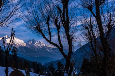 Pahalgam, Kashmir, Hindistan yakınlarındaki Aru Vadisi 'ndeki kış sahnesi..