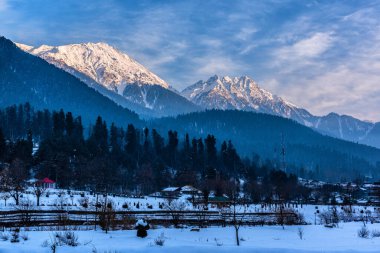 Kış mevsiminde Pahalgam 'ın güzel manzarası. Etrafı donmuş Himalayalar, buzullar, yeşil köknar ve çam ağaçları ve orman manzaralarıyla çevrili.