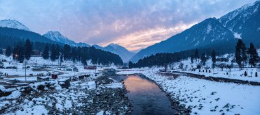 Kış mevsiminde Pahalgam 'ın güzel manzarası. Etrafı donmuş Himalayalar, buzullar, yeşil köknar ve çam ağaçları ve orman manzaralarıyla çevrili.