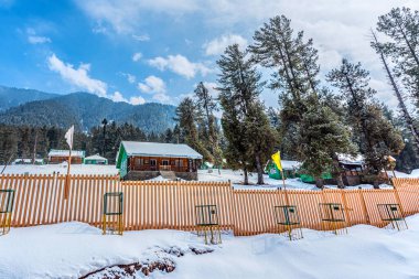 Kış mevsiminde Pahalgam 'ın güzel manzarası. Etrafı donmuş Himalayalar, buzullar, yeşil köknar ve çam ağaçları ve orman manzaralarıyla çevrili.