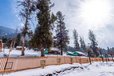 Kış mevsiminde Pahalgam 'ın güzel manzarası. Etrafı donmuş Himalayalar, buzullar, yeşil köknar ve çam ağaçları ve orman manzaralarıyla çevrili.