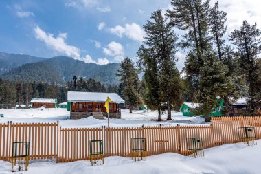 Kış mevsiminde Pahalgam 'ın güzel manzarası. Etrafı donmuş Himalayalar, buzullar, yeşil köknar ve çam ağaçları ve orman manzaralarıyla çevrili.