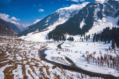 Kışın Betab Vadisi manzarası, Pahalgam, Kashmir, Hindistan yakınlarında.