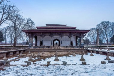 Kar, kış mevsiminde Shalimar Bagh Mughal Garden, Srinagar, Kaşmir, Hindistan 'ı kapladı.