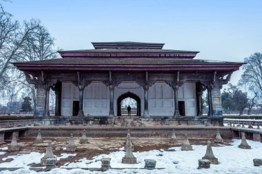 Kar, kış mevsiminde Shalimar Bagh Mughal Garden, Srinagar, Kaşmir, Hindistan 'ı kapladı.