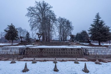 Kar, kış mevsiminde Shalimar Bagh Mughal Garden, Srinagar, Kaşmir, Hindistan 'ı kapladı.