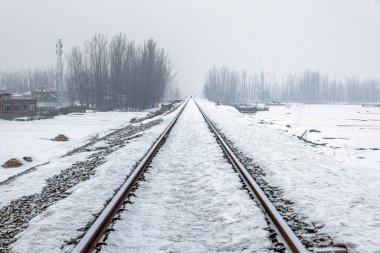Şiddetli kar yağdıktan sonra Banihal Baramulla tren yolu karla kaplandı, Kashmir, Hindistan